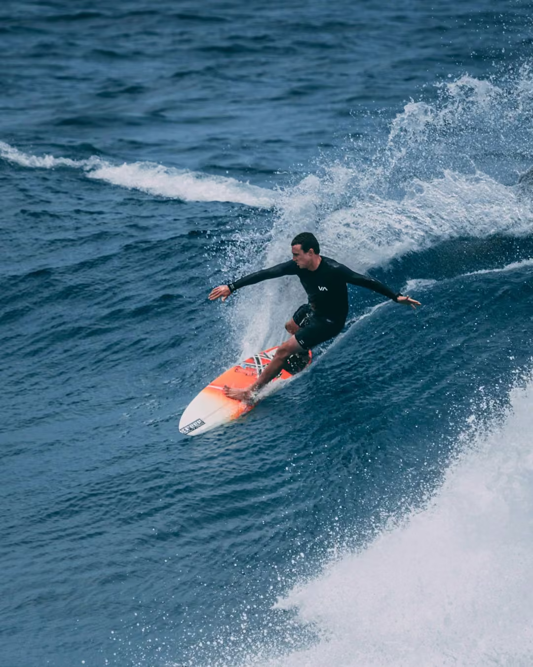 Ein Surfer auf einer Welle