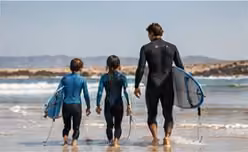 KI-Platzhalter: gemeinsame Surfzeit als Familie