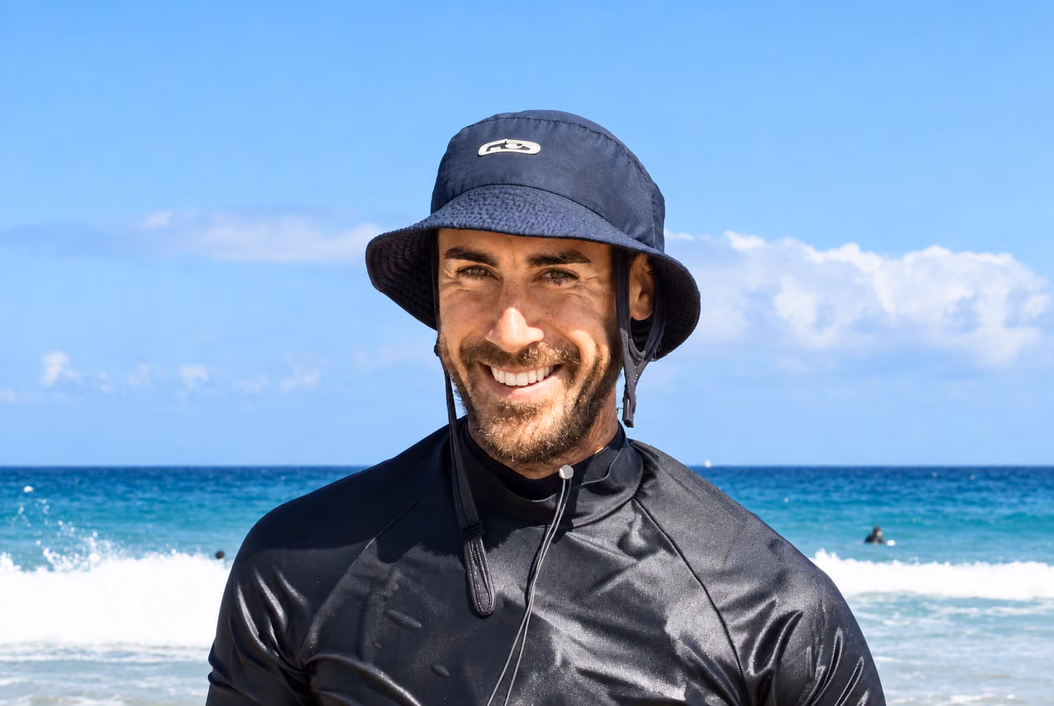 Julian mit Sonnenhut am Meer