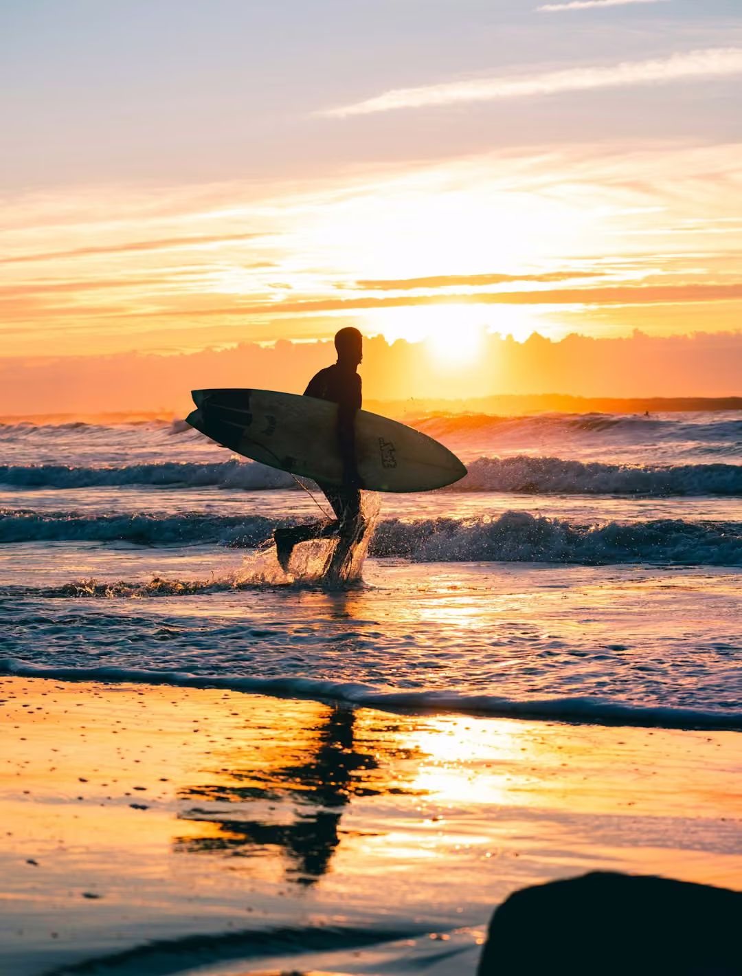 Surfer mit Board am Meer – Platzhalter Surfer mit Board am Meer – Platzhalter