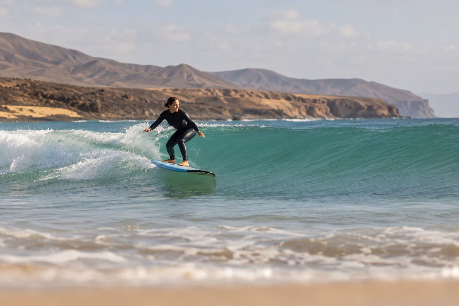 KI-Platzhalter: Surfen auf einer kleinen grünen Welle