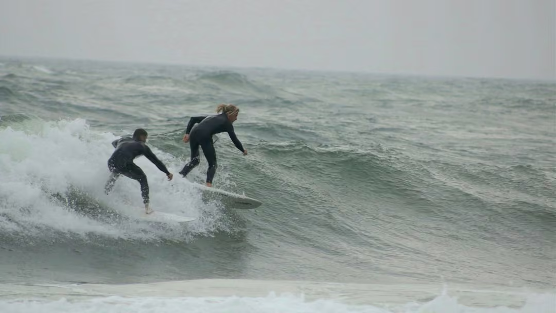 Zwei Personen beim Surfen