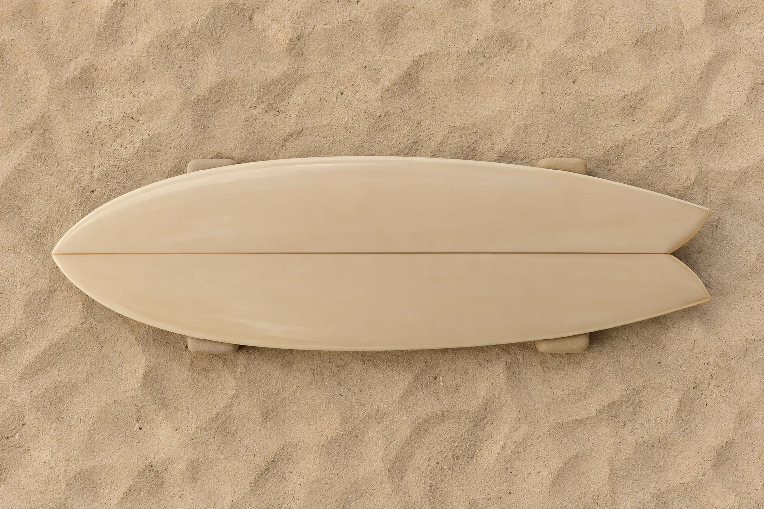 Kurzes Fish-Surfboard mit breiter Form und Swallow Tail.