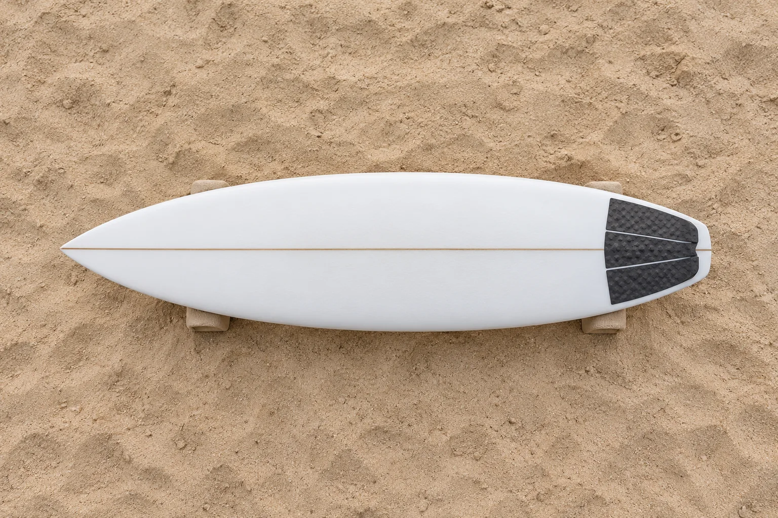 Schmales Shortboard mit spitzer Boardnase.